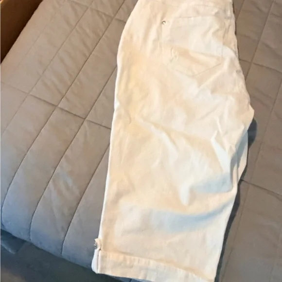 Gloria Vanderbilt All-Around Slimming White Pants - Picture 3 of 4